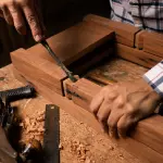 Imparare un mestiere artigianale: i percorsi di formazione pratica per chi lavora