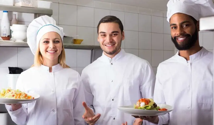 Abbigliamento di un cuoco: tutti gli strumenti da utilizzare