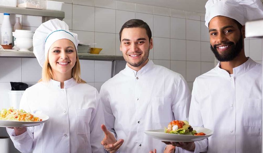 Abbigliamento di un cuoco: tutti gli strumenti da utilizzare